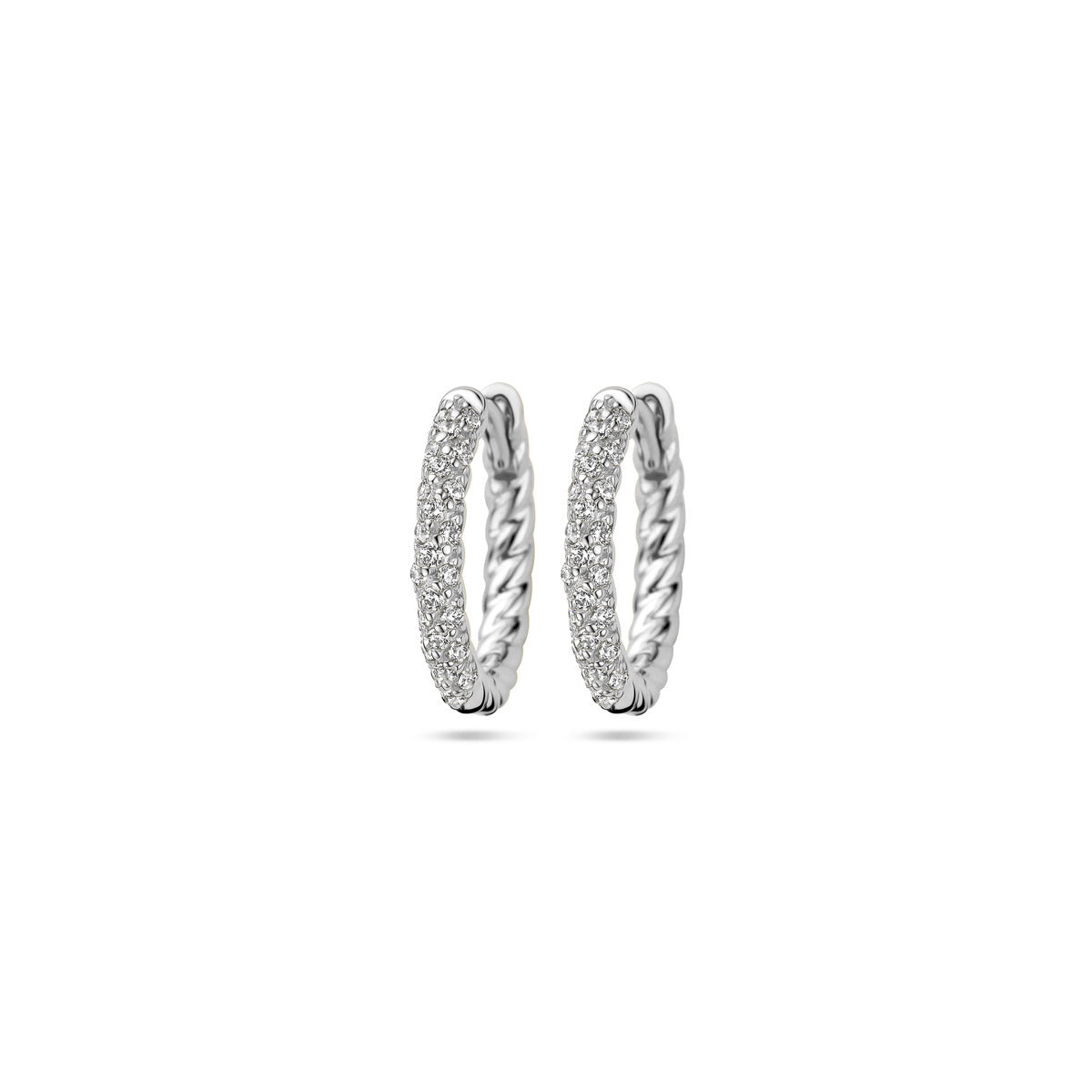 Vooraanzicht van de zilveren klapoorringen met pavé zirkonia.