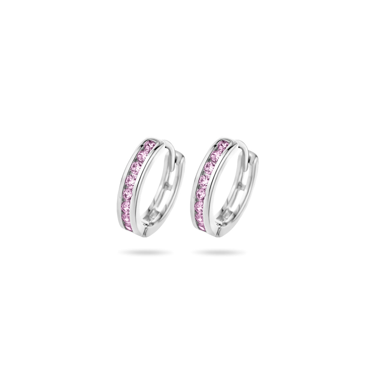 Vooraanzicht van de zilveren klapoorringen met roze zirkonia.