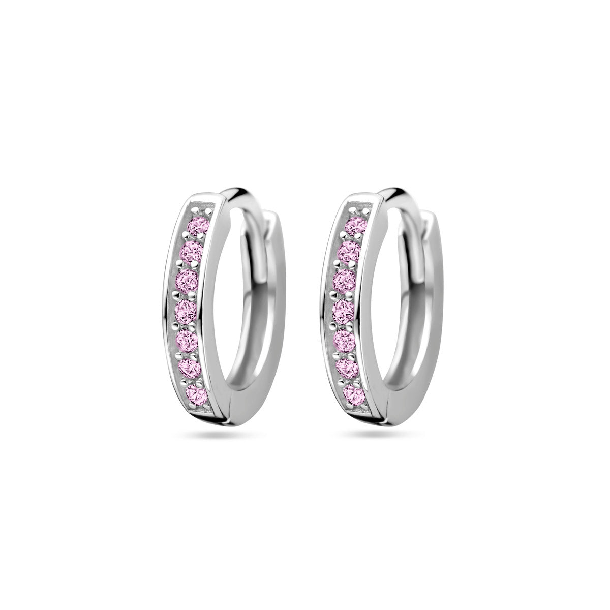 Vooraanzicht van de zilveren klapoorringen met roze zirkonia.