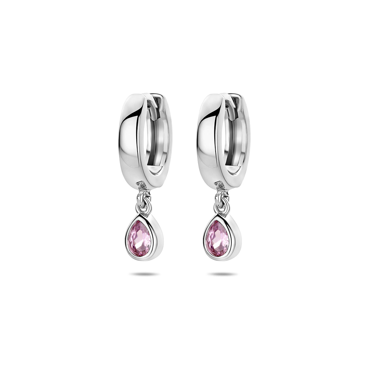 Vooraanzicht van de 925 gerhodineerd zilveren klapoorringen met roze zirkonia, 18 mm hoog en 4 mm breed.