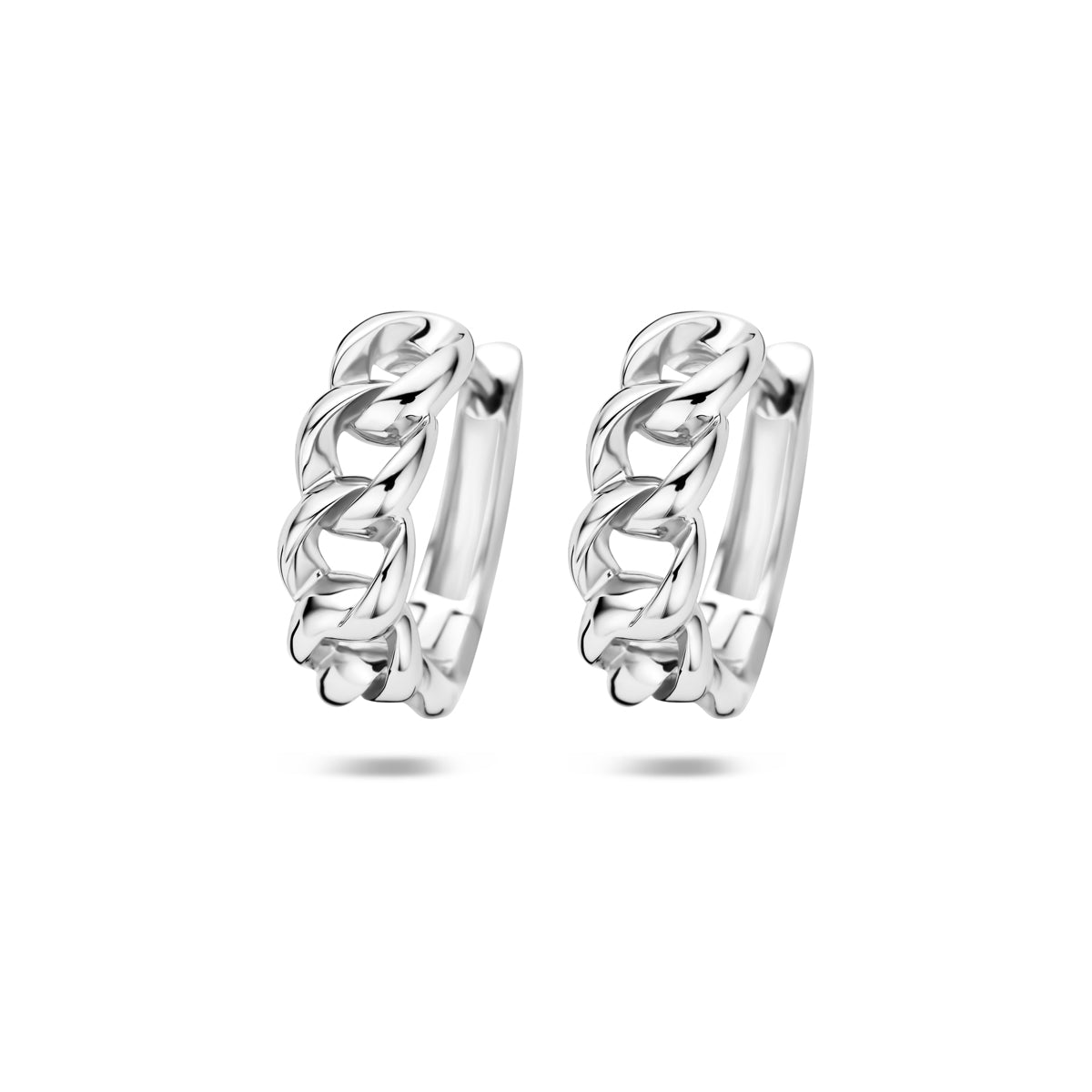 Vooraanzicht van de zilveren klapoorringen met schakelmotief.