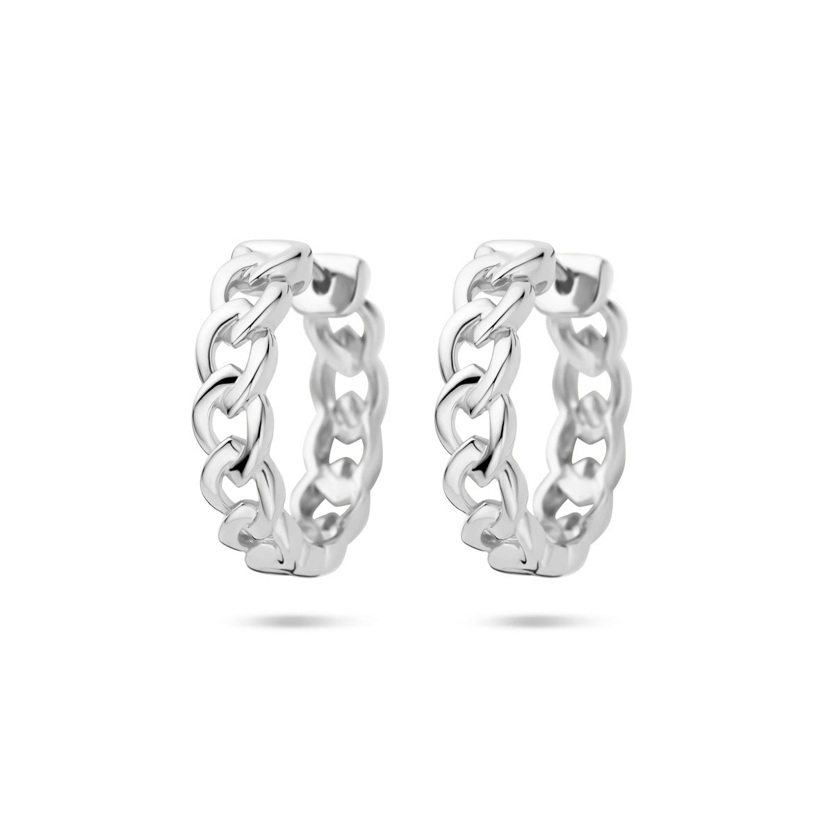 Vooraanzicht van de zilveren klapoorringen met schakelmotief.