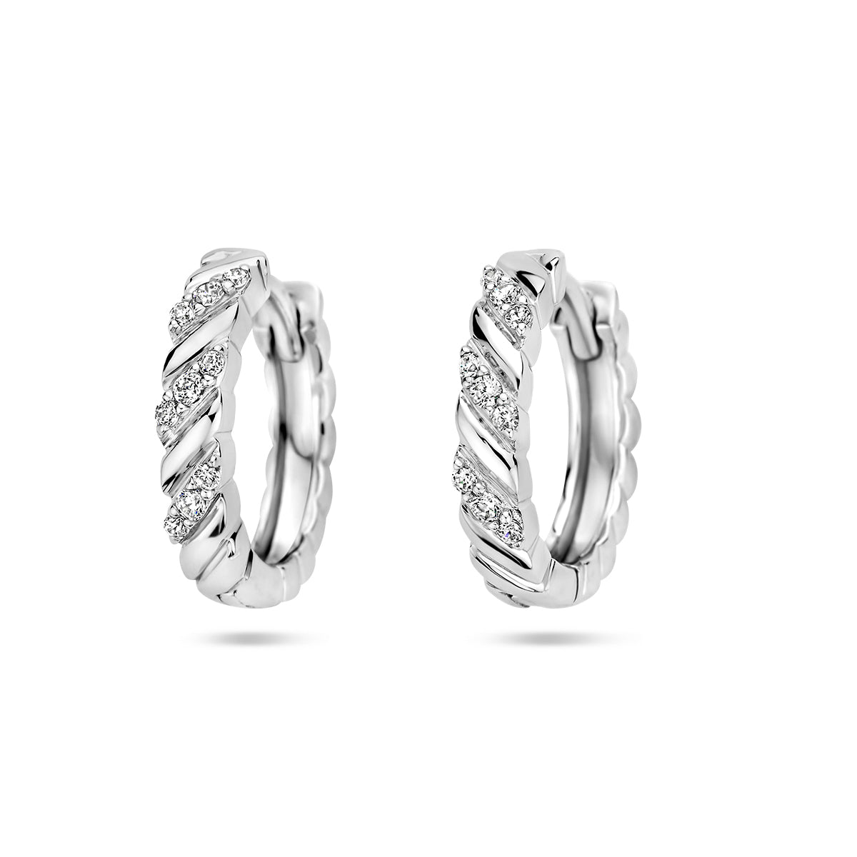 Vooraanzicht van de zilveren klapoorringen met zirkonia.