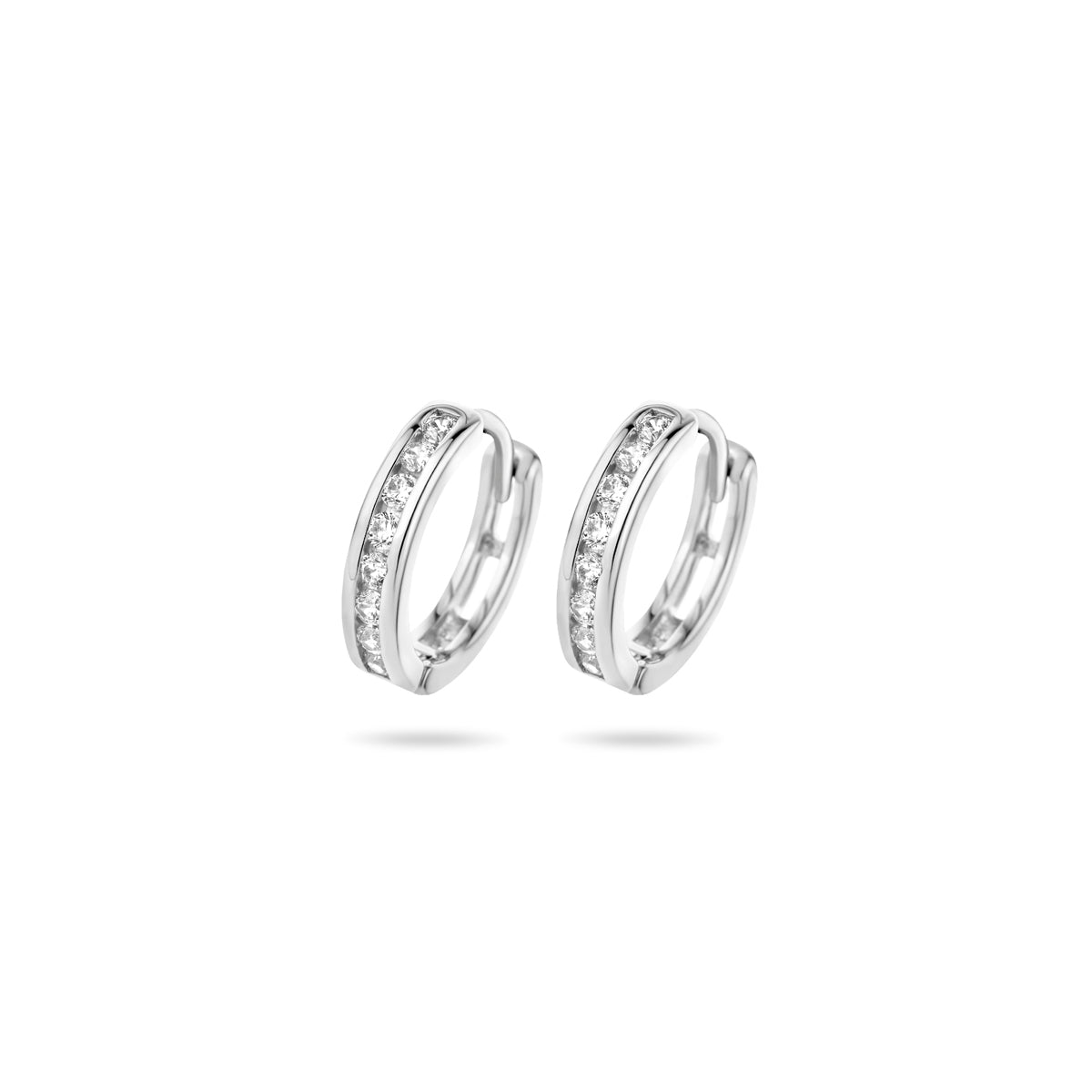 Vooraanzicht van de zilveren klapoorringen met zirkonia van 12,5 mm.