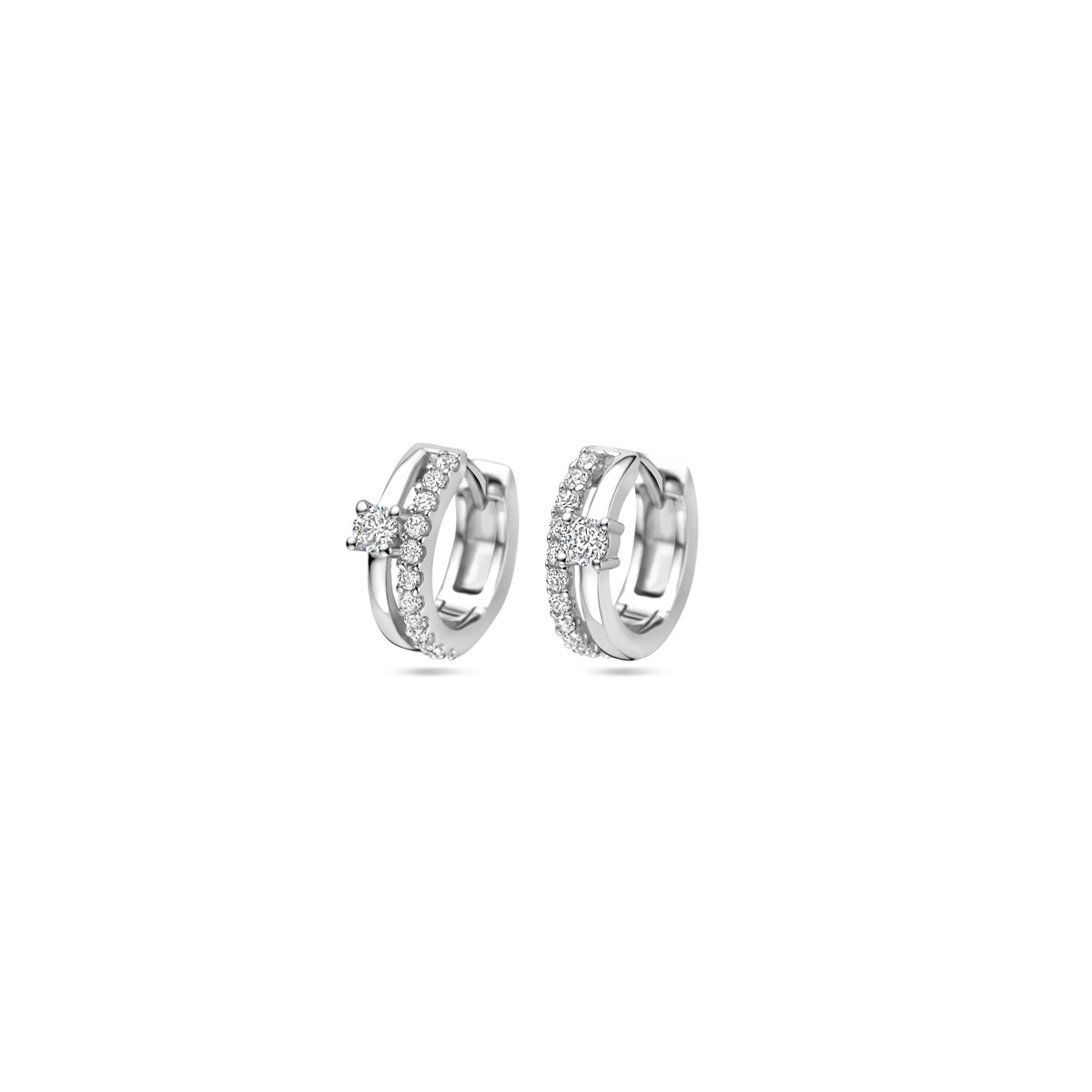 Vooraanzicht van de 925 gerhodineerd zilveren klapoorringen met zirkonia 14 mm, 5 mm breed.
