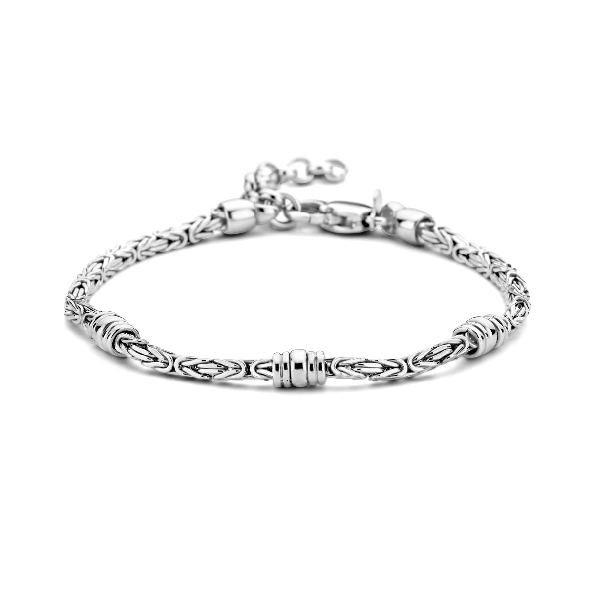 Vooraanzicht van de zilveren koningsschakel armband met ringetjes.