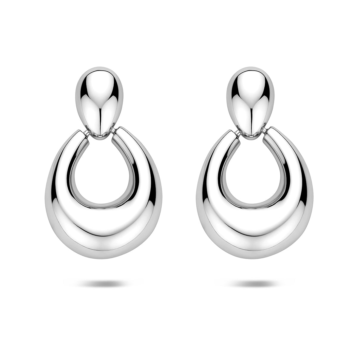 Vooraanzicht van de zilveren oorhangers met dubbele ring.