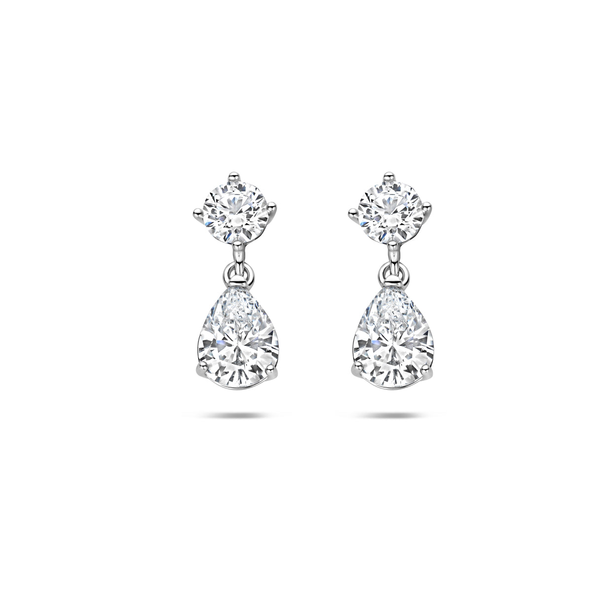 Vooraanzicht van de zilveren oorhangers met peervormige zirkonia.