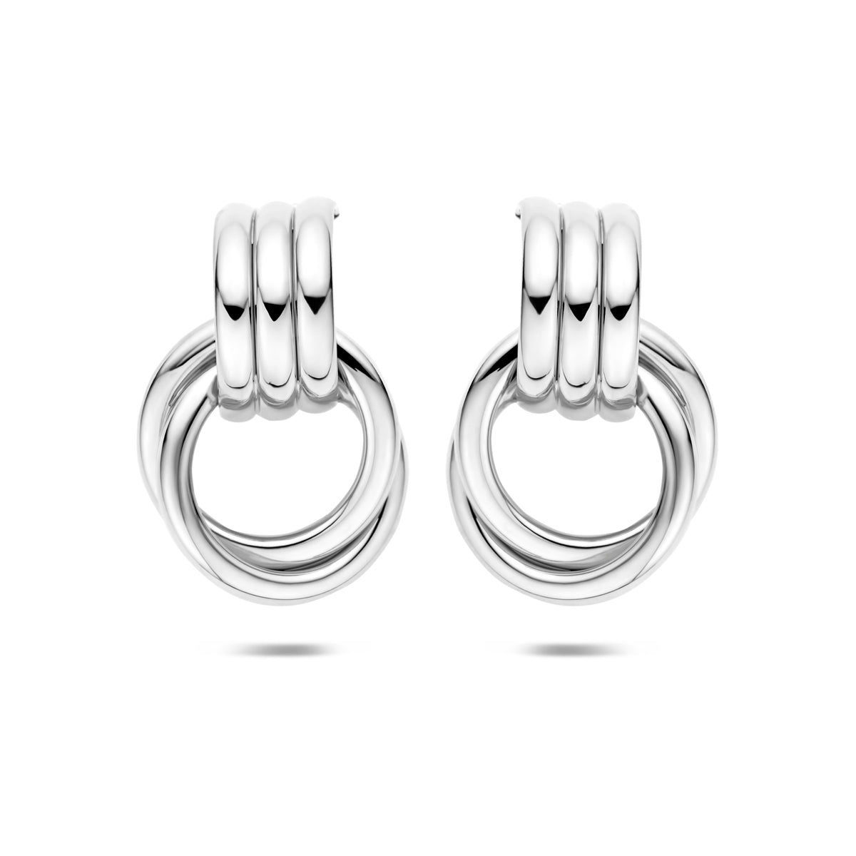 Vooraanzicht van de zilveren oorhangers met ringen.
