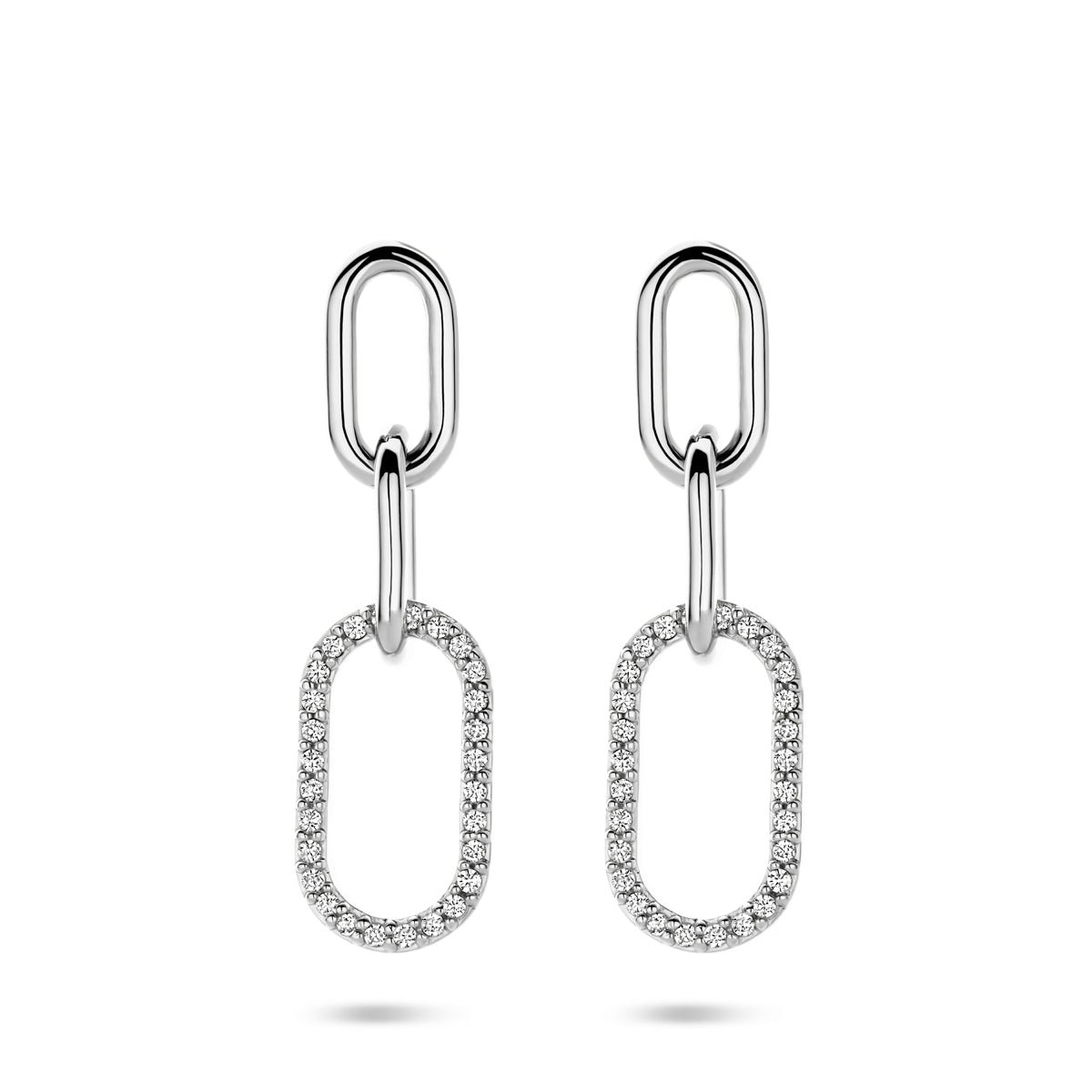 Vooraanzicht van de zilveren oorhangers met zirkonia.