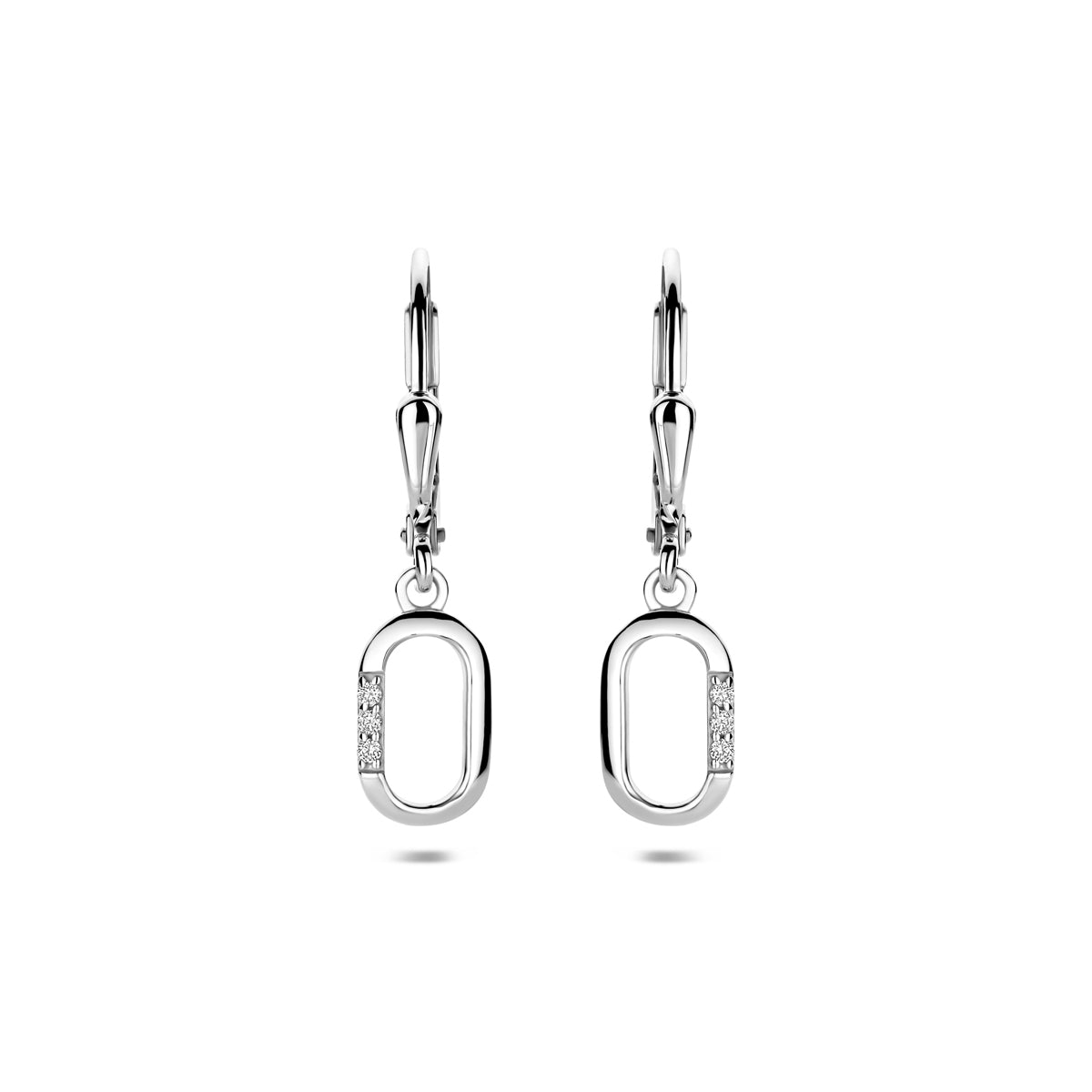 Vooraanzicht van de 925 gerhodineerd zilveren oorhangers met zirkonia, 25 mm hoog en 8 mm breed.