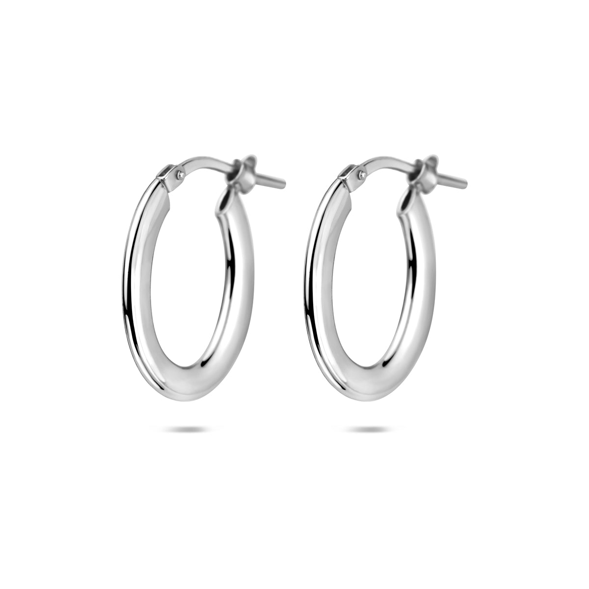 Vooraanzicht van de zilveren oorringen buis in de maat 20 mm.