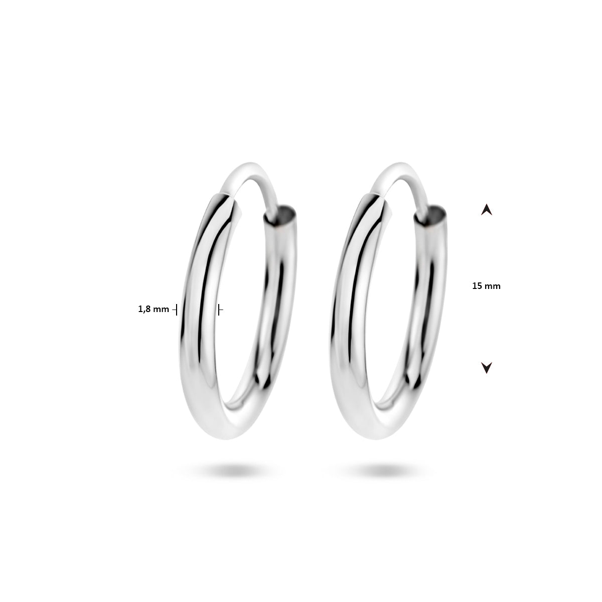 Afmetingen van de zilveren oorringen van 15 mm: 15 mm doorsnee en 1,8 mm dik.