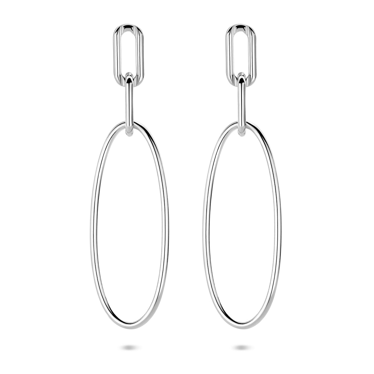 Vooraanzicht van de zilveren schakel oorhangers.