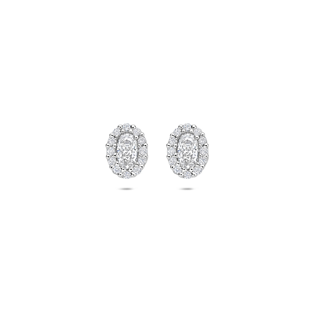 Vooraanzicht van de 925 gerhodineerd zilveren ovale zirkonia oorknopjes, 8 mm hoog en 6 mm breed.