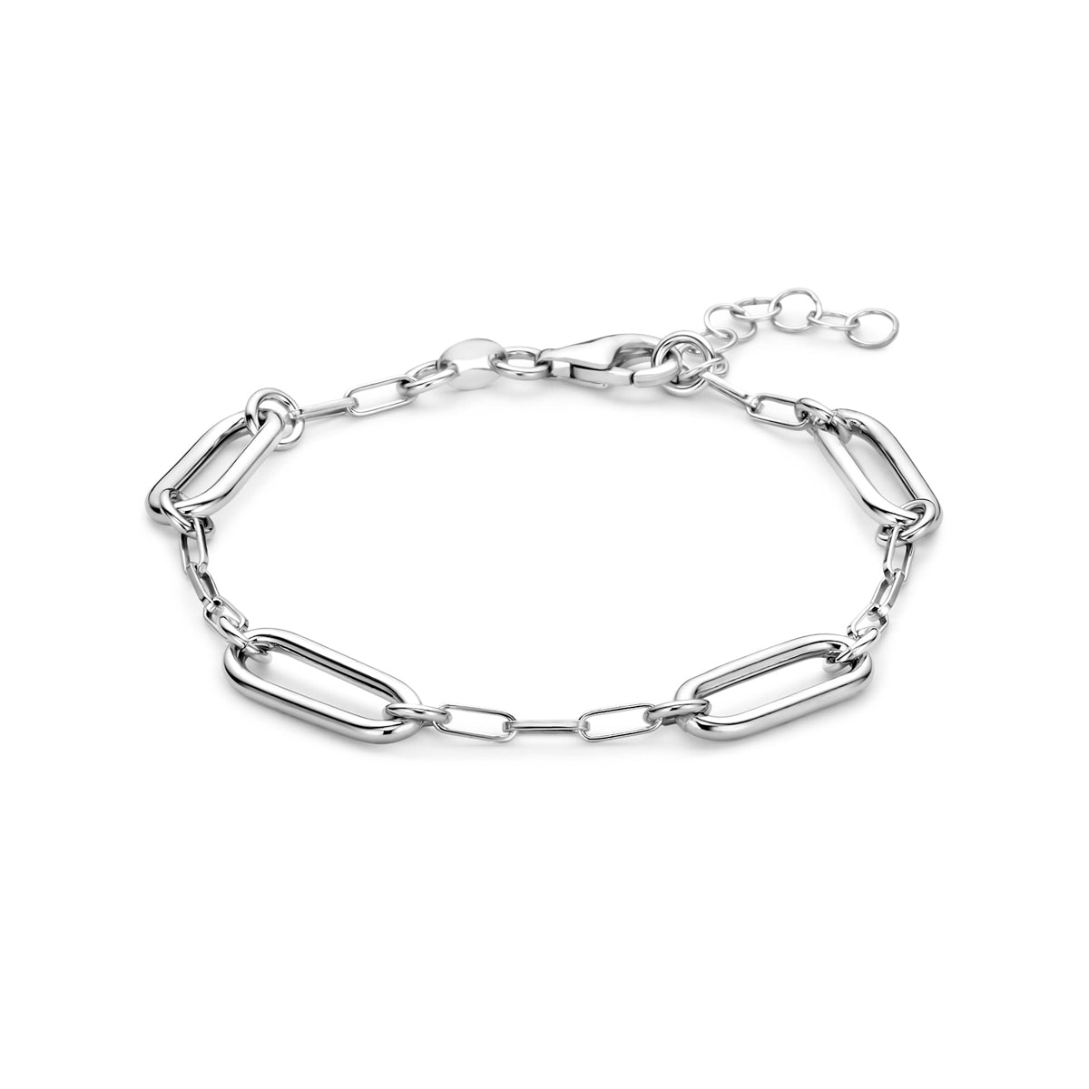 Vooraanzicht van de zilveren paperclip armband.