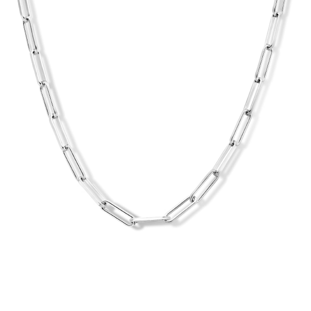 Vooraanzicht van de zilveren paperclip ketting.