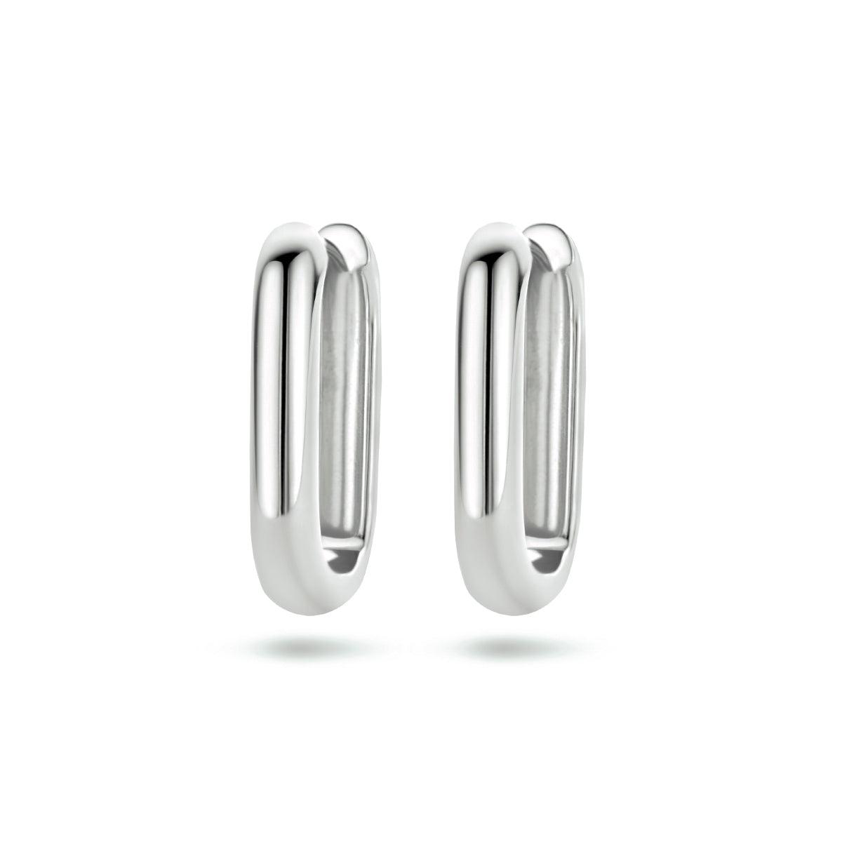 Vooraanzicht van de zilveren paperclip klapoorringen.