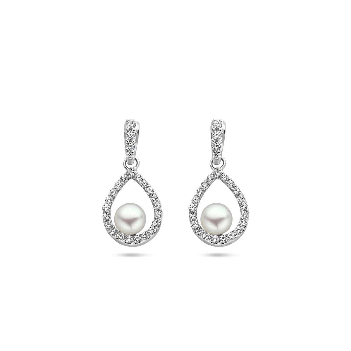 Vooraanzicht van de 925 gerhodineerd zilveren parel oorhangers met zirkonia, 16 mm hoog en 7,6 mm breed.