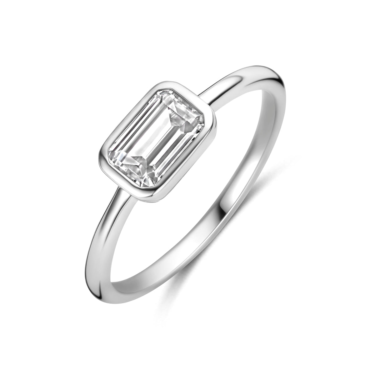 Schuin bovenaanzicht van de zilveren ring met emerald zirkonia.