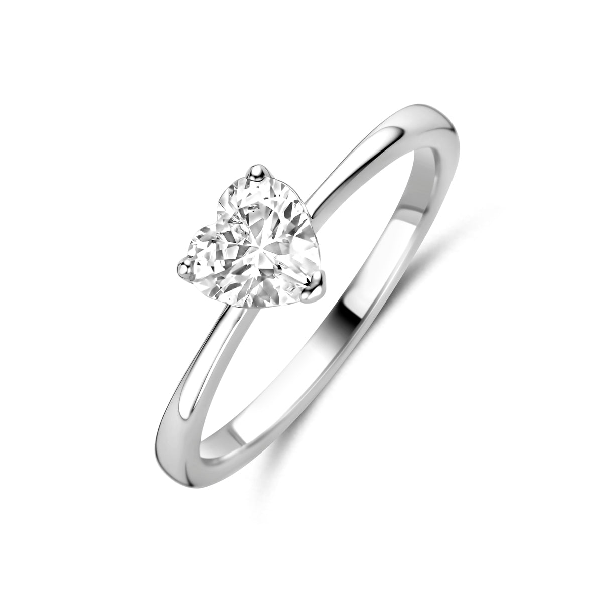 Schuin bovenaanzicht van de zilveren ring met hartje zirkonia.