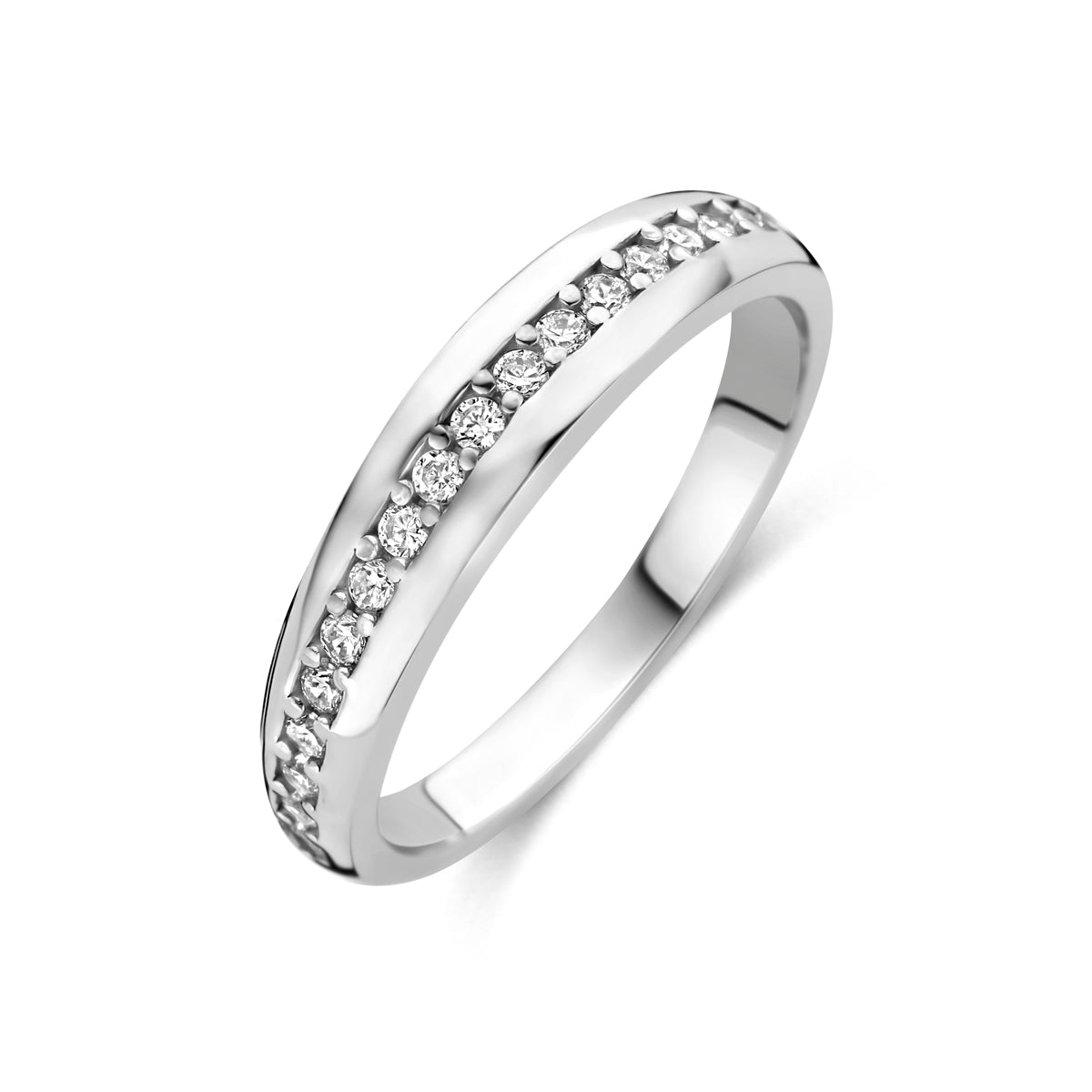 Schuin bovenaanzicht van de zilveren ring met zirkonia.