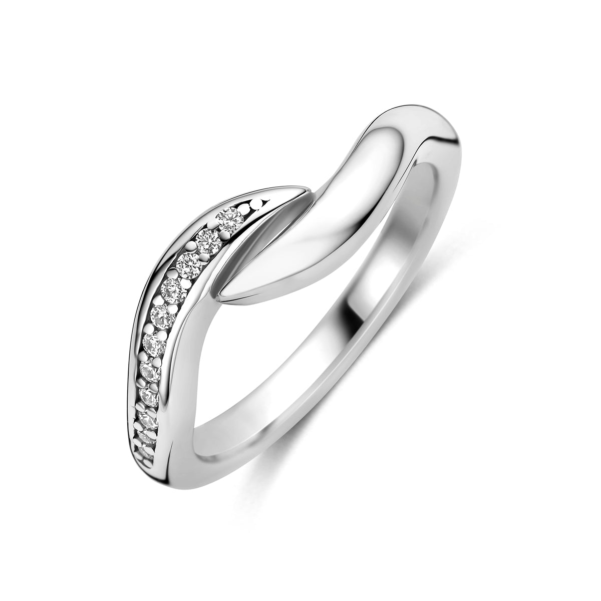 Schuin bovenaanzicht van de zilveren ring met zirkonia.