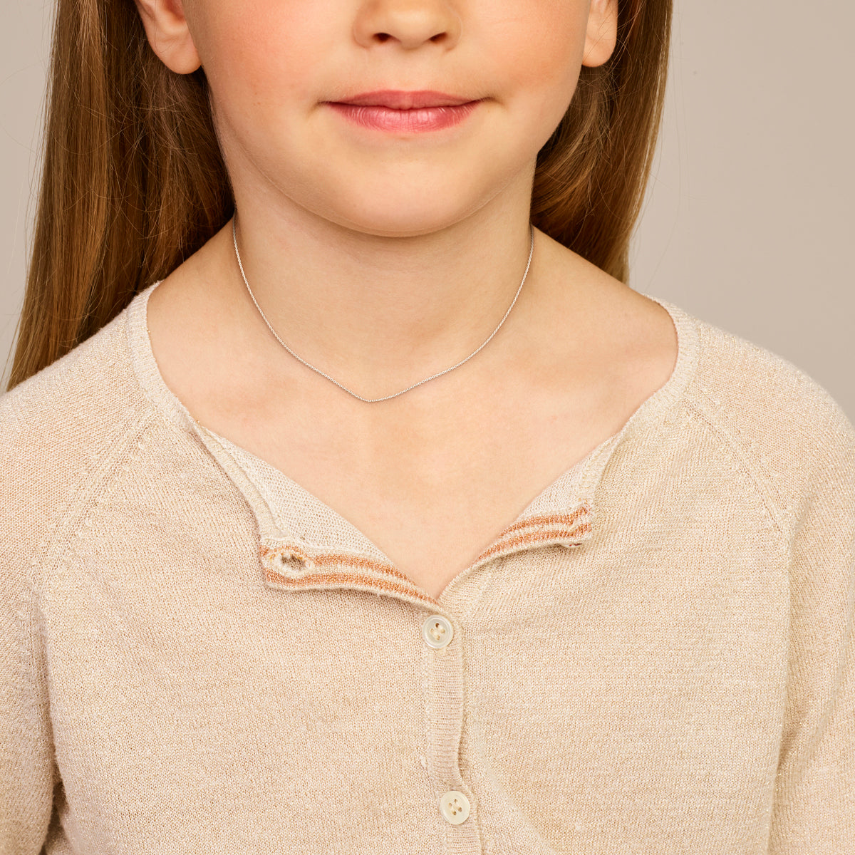 Zilveren ankerketting: model draagt de 925 gerhodineerd zilveren ronde anker halsketting van 1,1 mm breed, lengte 38 cm
