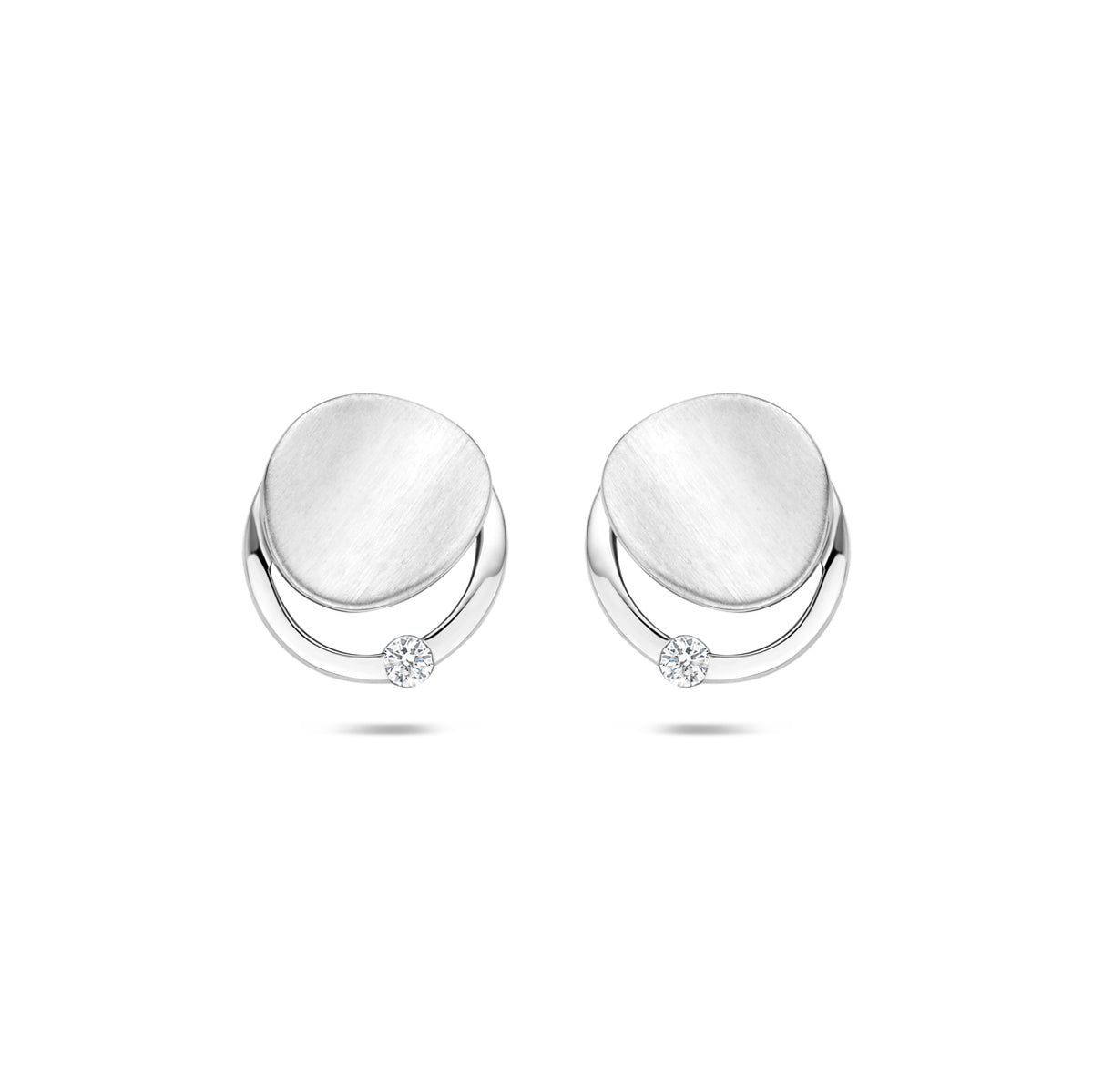 Vooraanzicht van de 925 gerhodineerd zilveren ronde oorbellen met zirkonia, 12 mm hoog en 10,5 mm breed.