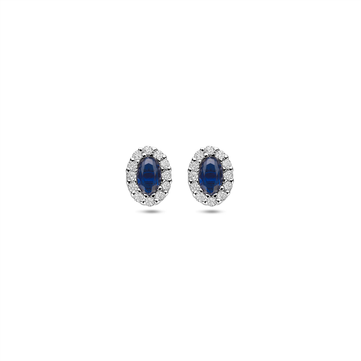 Vooraanzicht van de 925 gerhodineerd zilveren saffier oorknopjes met zirkonia, 8 mm hoog en 6 mm breed.