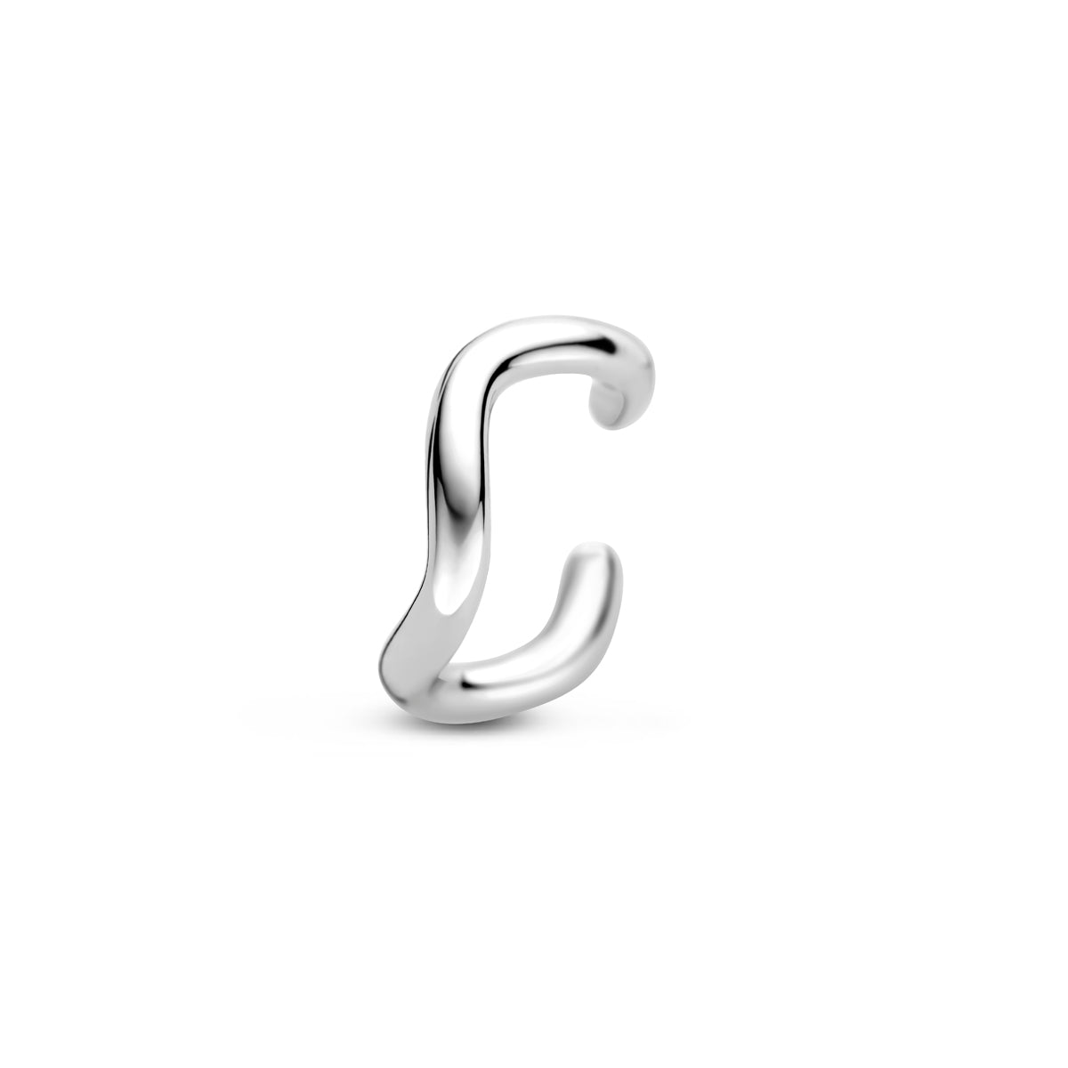Vooraanzicht van de zilveren ear cuff.