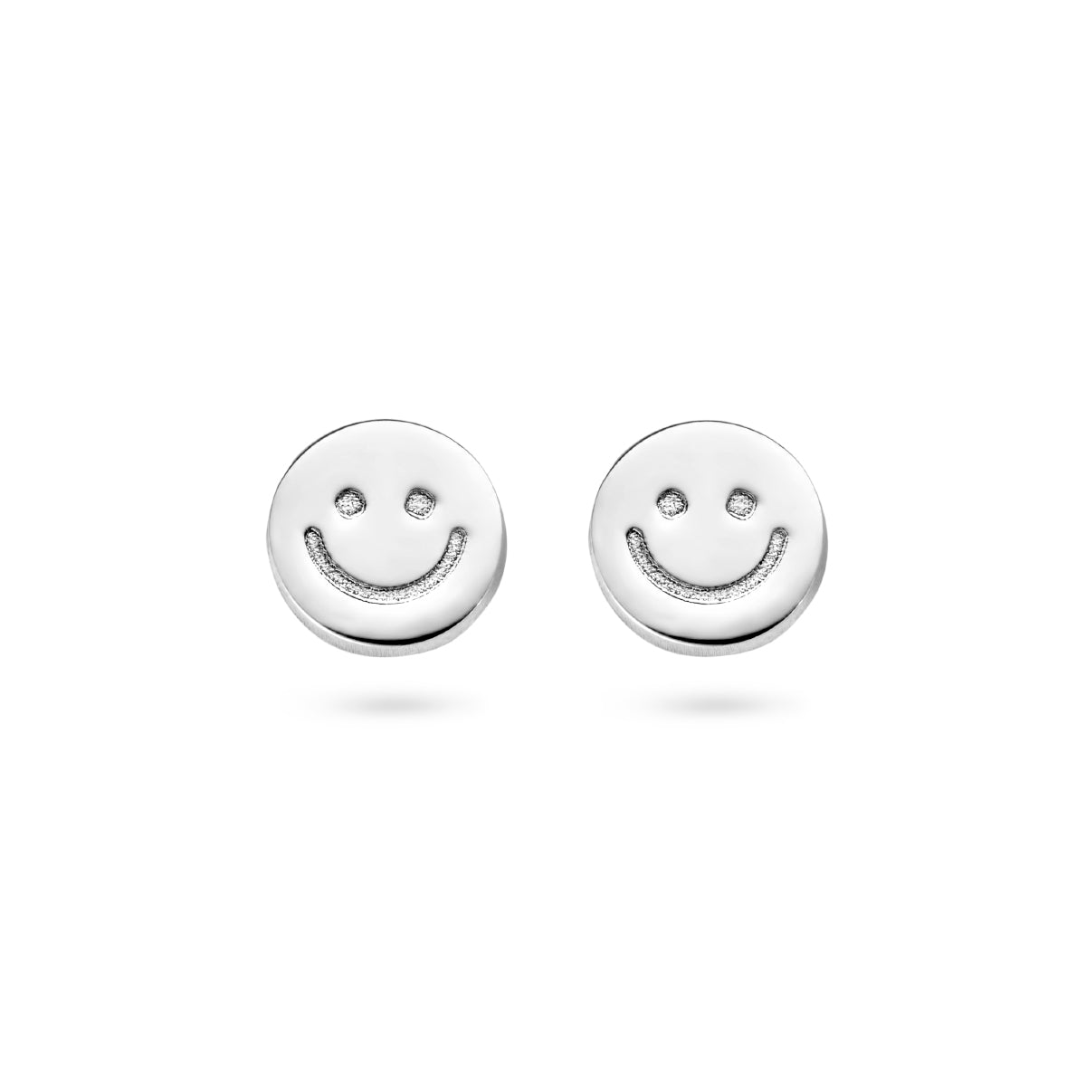 Vooraanzicht van de zilveren smiley oorknopjes.