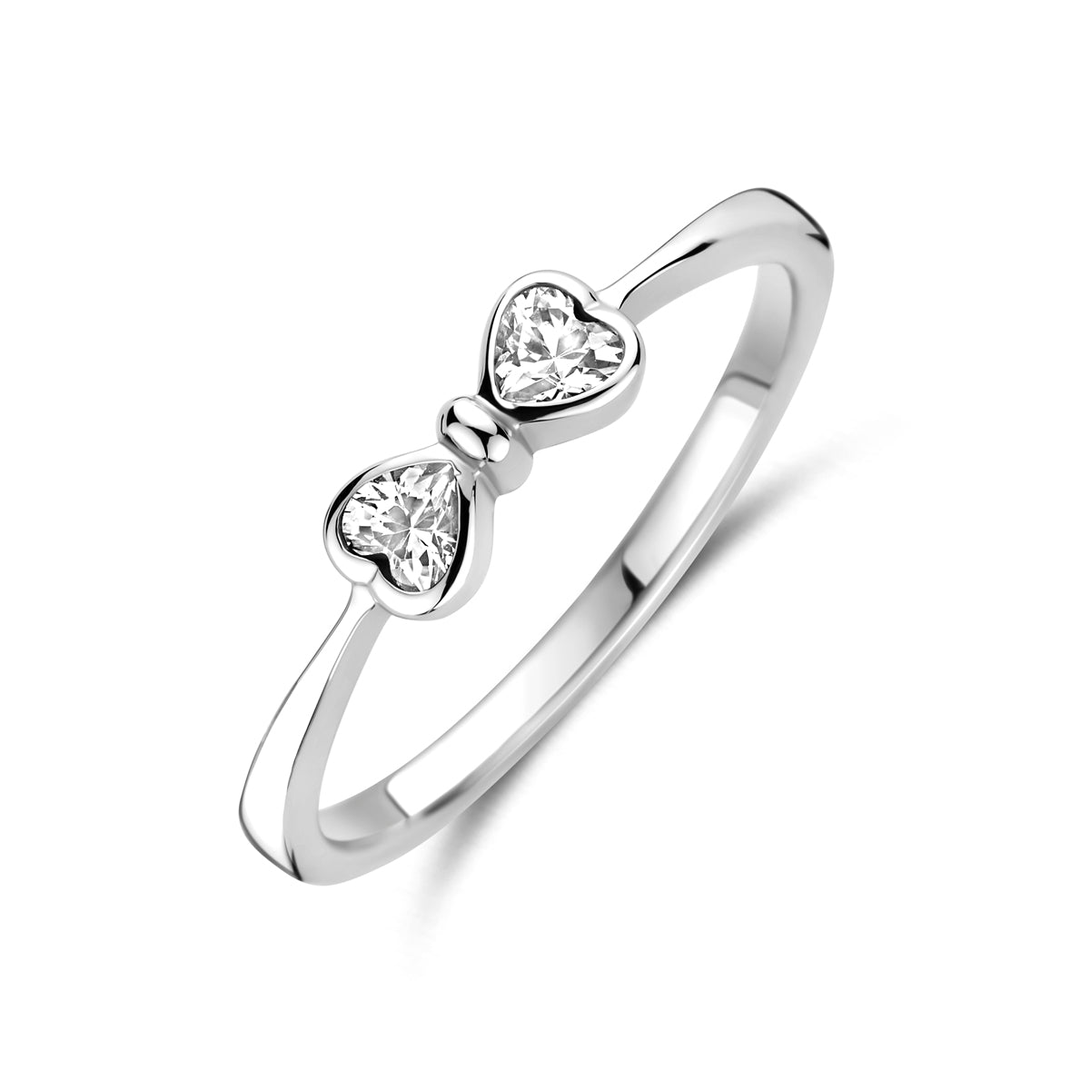 Schuin bovenaanzicht van de zilveren strik ring met zirkonia.