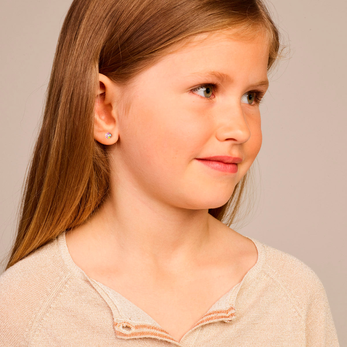 Kindermodel draagt de 925 gerhodineerd zilveren meerkleurige bloem kinderoorknoppen (bloemetjes oorbellen) in het oor