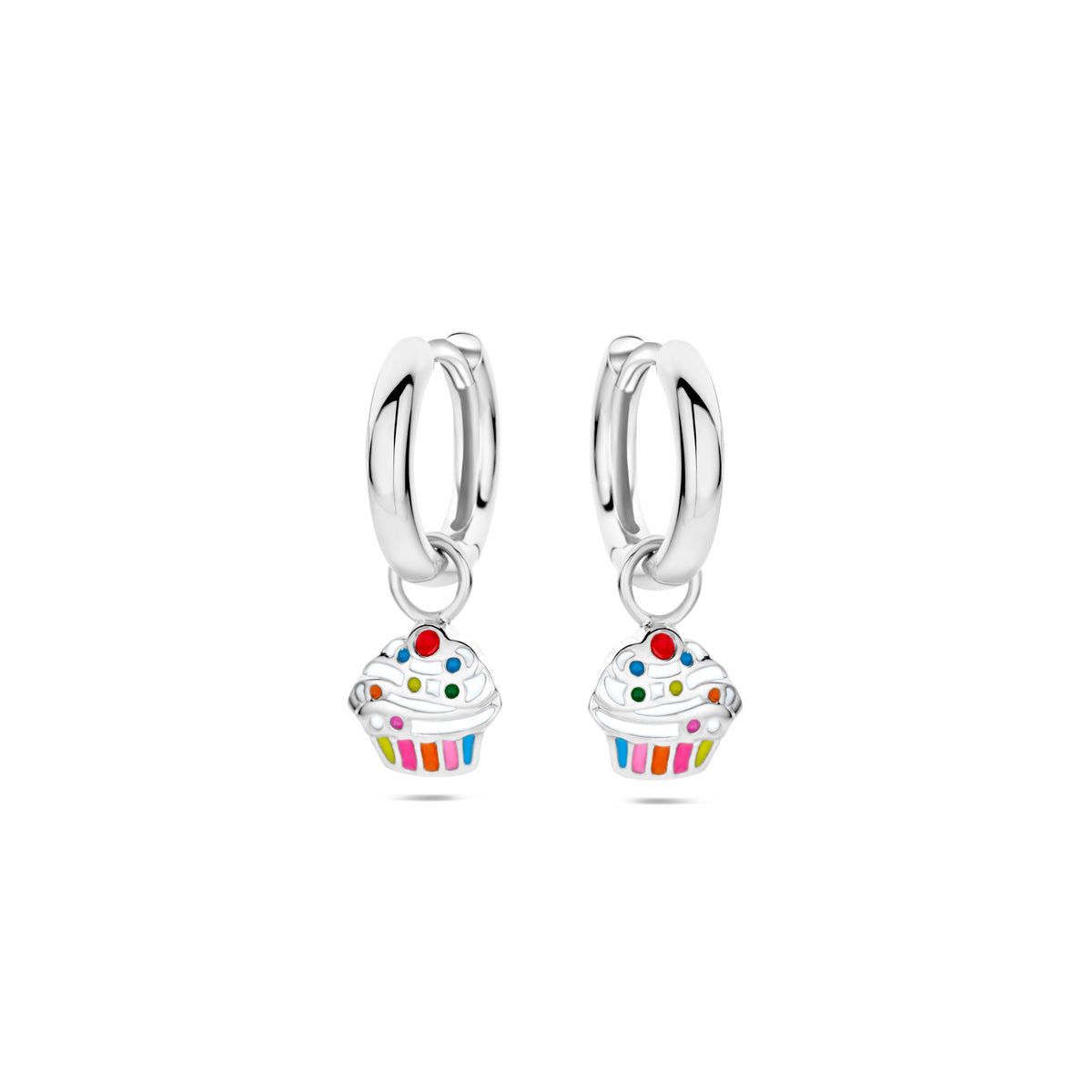 Vooraanzicht van de 925 gerhodineerd zilveren kinderklapoorringen met cupcake hanger (cupcake oorbellen)