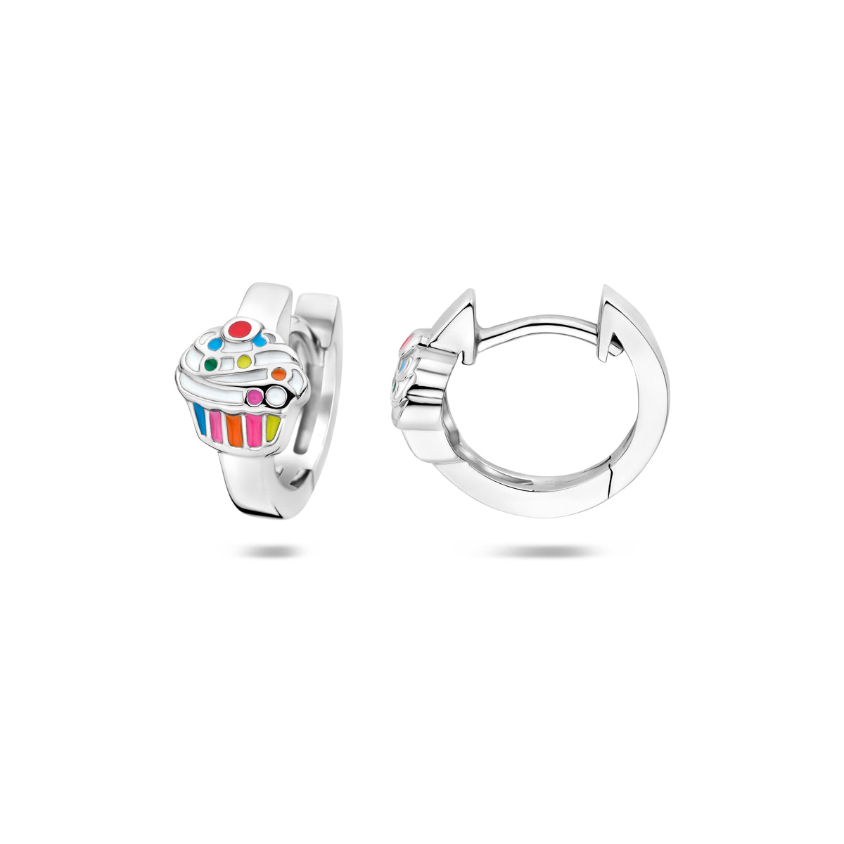 Zijaanzicht van de 925 gerhodineerd zilveren emaille cupcake kinderklapoorringen (cupcake oorbellen)