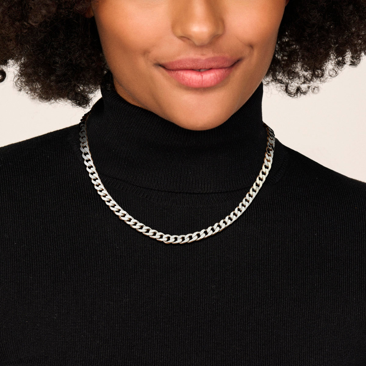 Zilveren gourmet ketting heren: model draagt de 925 zilveren 4-zijdig geslepen gourmette halsketting van 7,0 mm breed, lengte 50 cm