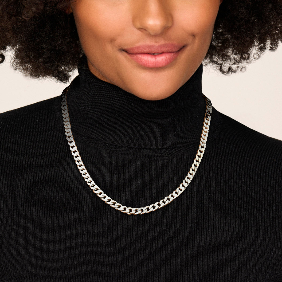 Zilveren gourmet ketting heren: model draagt de 925 zilveren 4-zijdig geslepen gourmette halsketting van 7,0 mm breed, lengte 60 cm