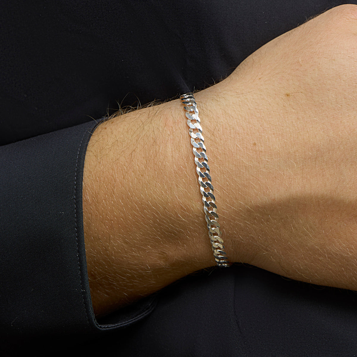Zilveren gourmet armband heren: model draagt de 925 zilveren 6-zijdig geslepen gourmette armband van 5,4 mm breed, lengte 21 cm