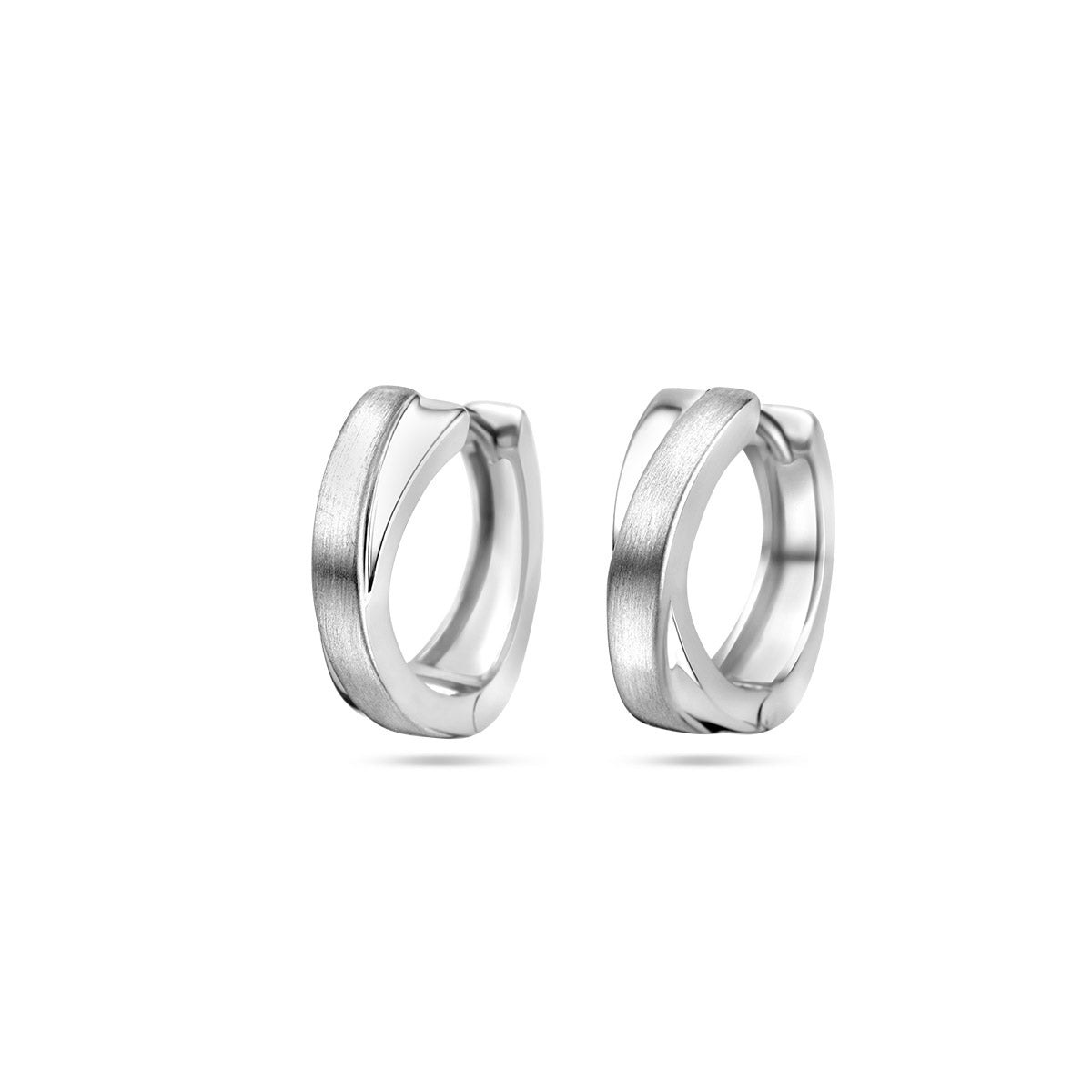 Vooraanzicht van de zilveren deels matte klapoorringen.