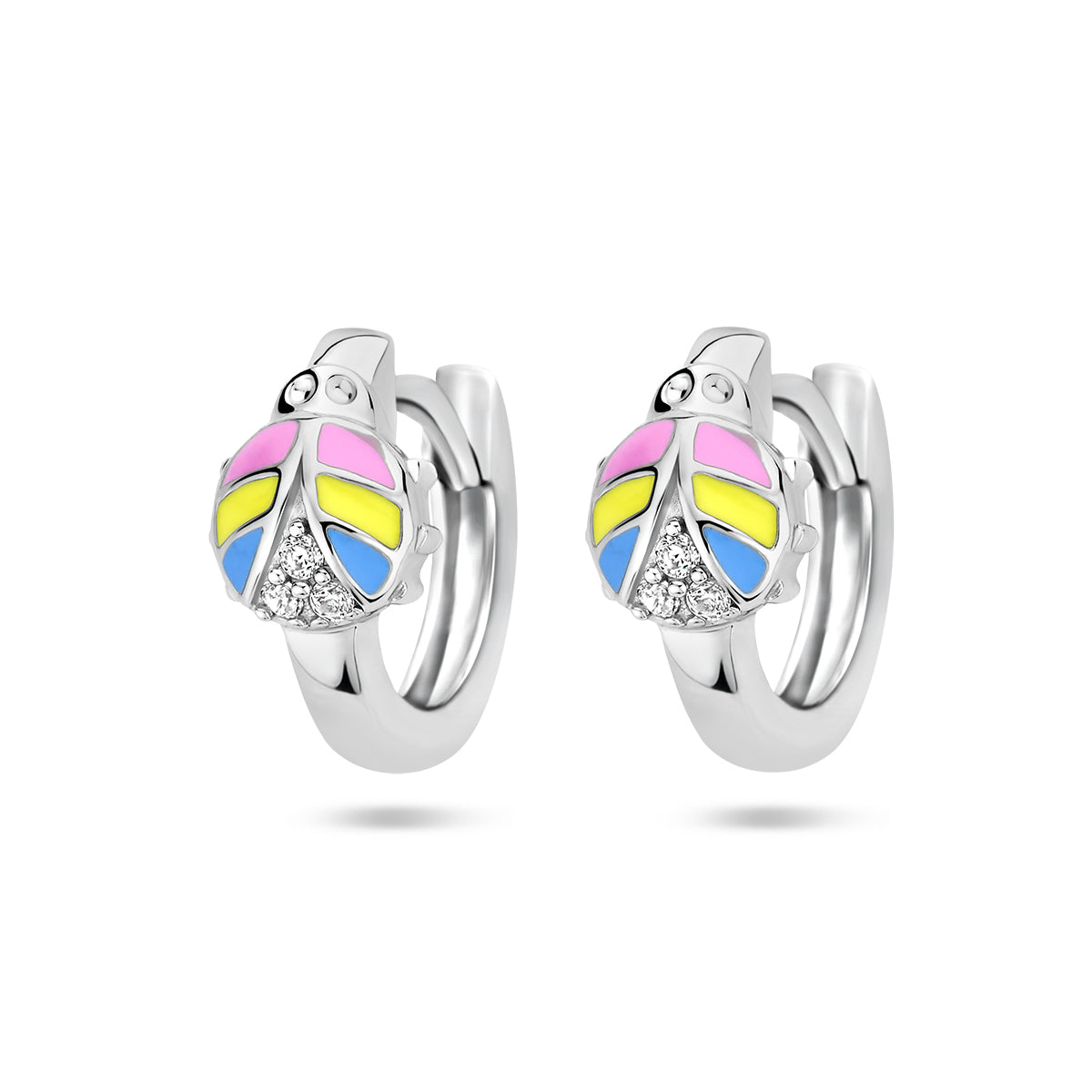 Vooraanzicht van de zilveren lieveheersbeestje klapoorringen met gele emaille en zirkonia.