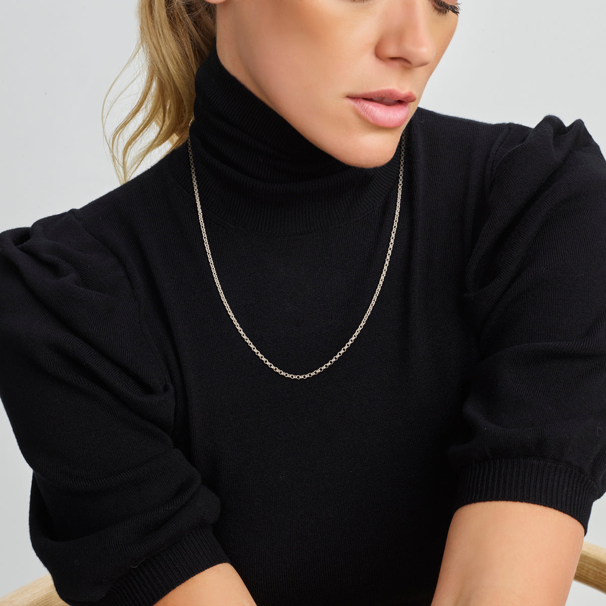 Zilveren jasseron ketting: model draagt de 925 zilveren jasseron halsketting van 2,6 mm breed, lengte 60 cm