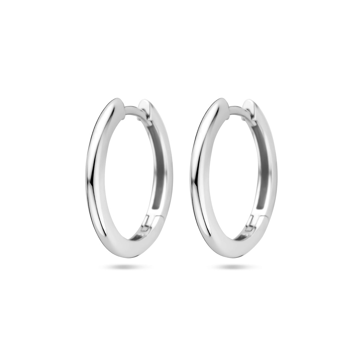 Een paar gerhodineerde 925 zilveren 'Inara' klapoorringen van 18 mm met een dikte van 2 mm.