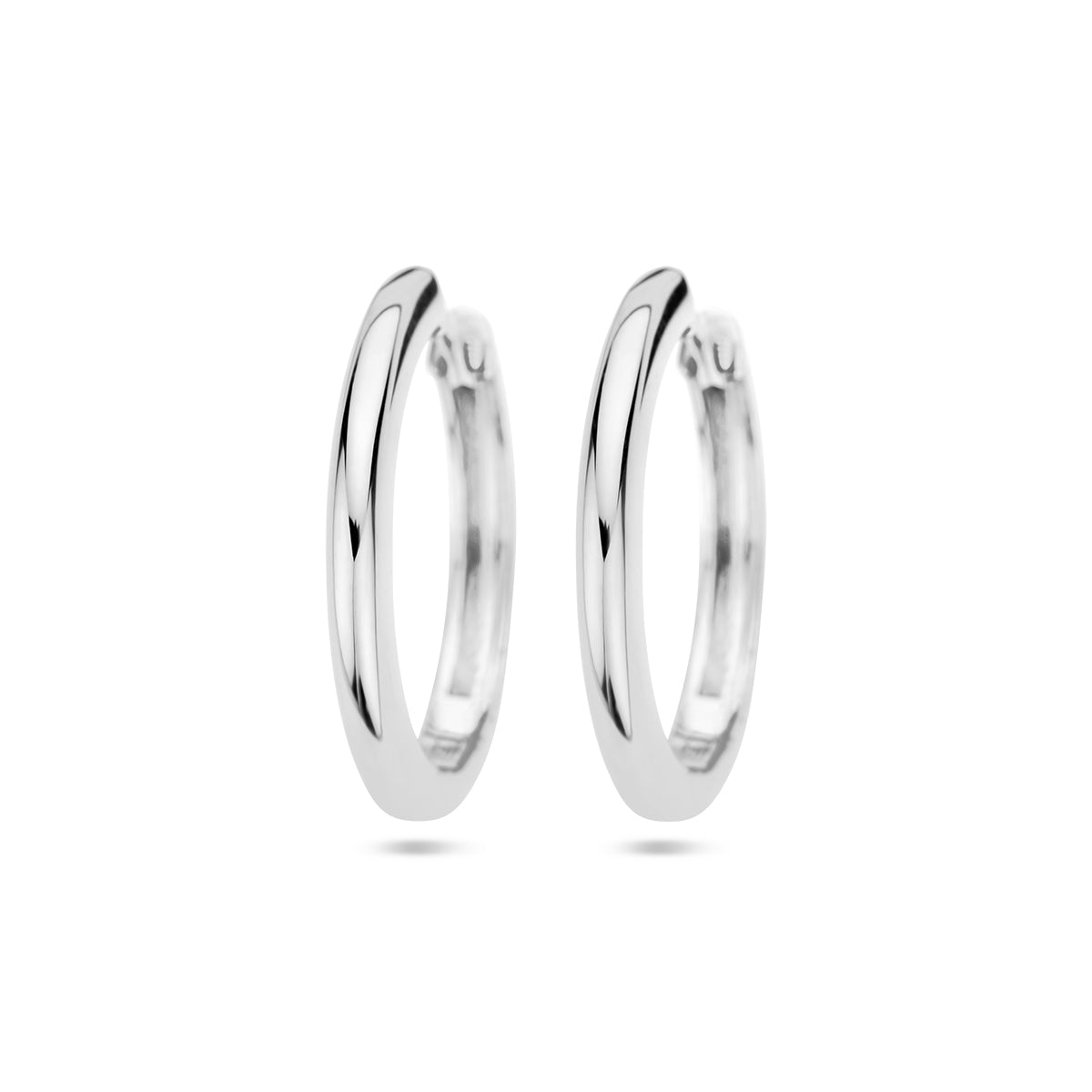 Vooraanzicht van de gerhodineerde 925 zilveren 'Vela' klapoorringen van 20.5 mm met een luxe bolling.