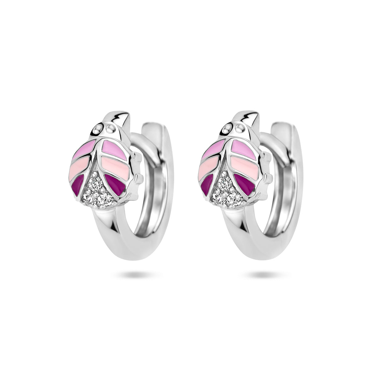 Vooraanzicht van de zilveren lieveheersbeestje klapoorringen met roze emaille en zirkonia.