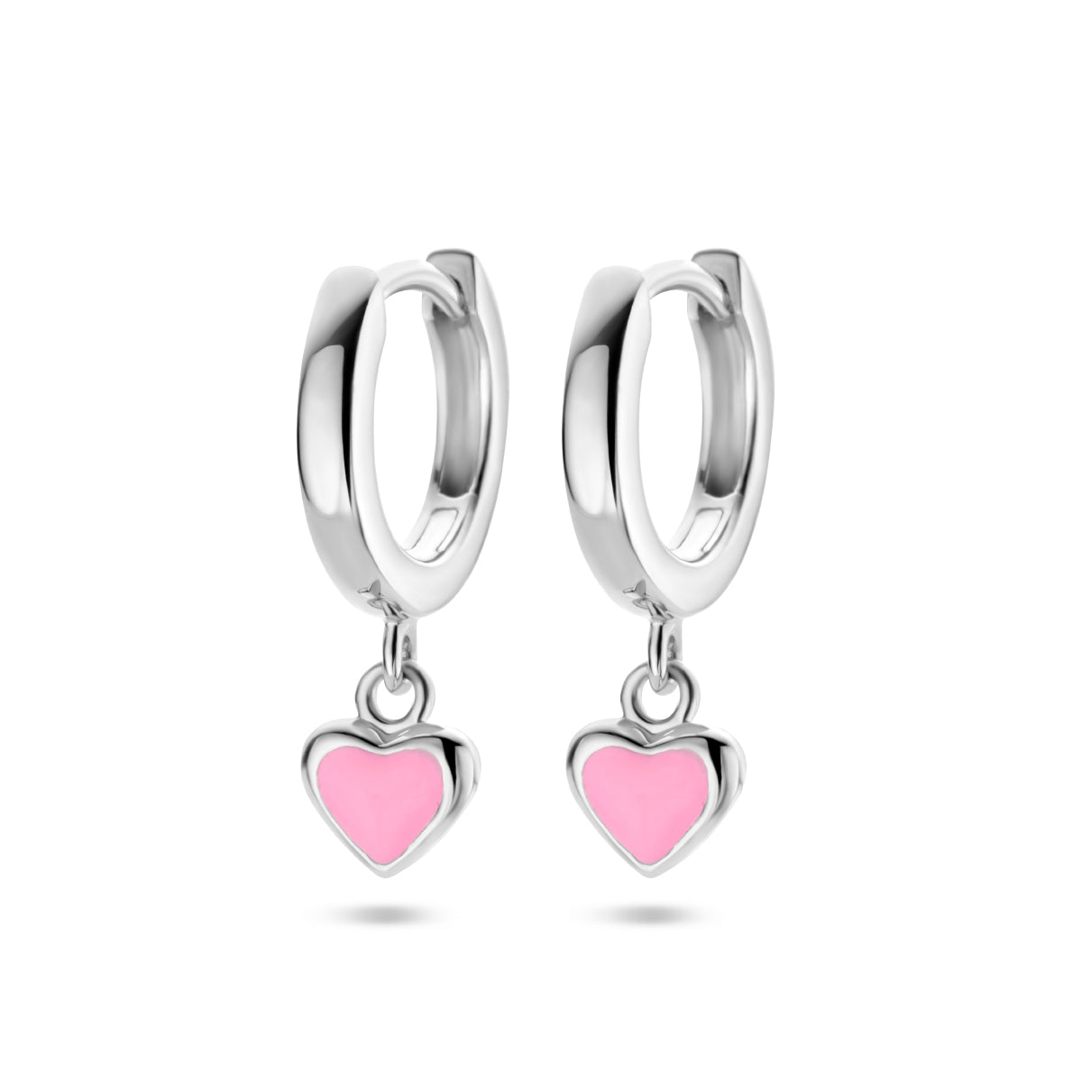 Vooraanzicht van de zilveren kinder creolen met hangende roze hartjes.