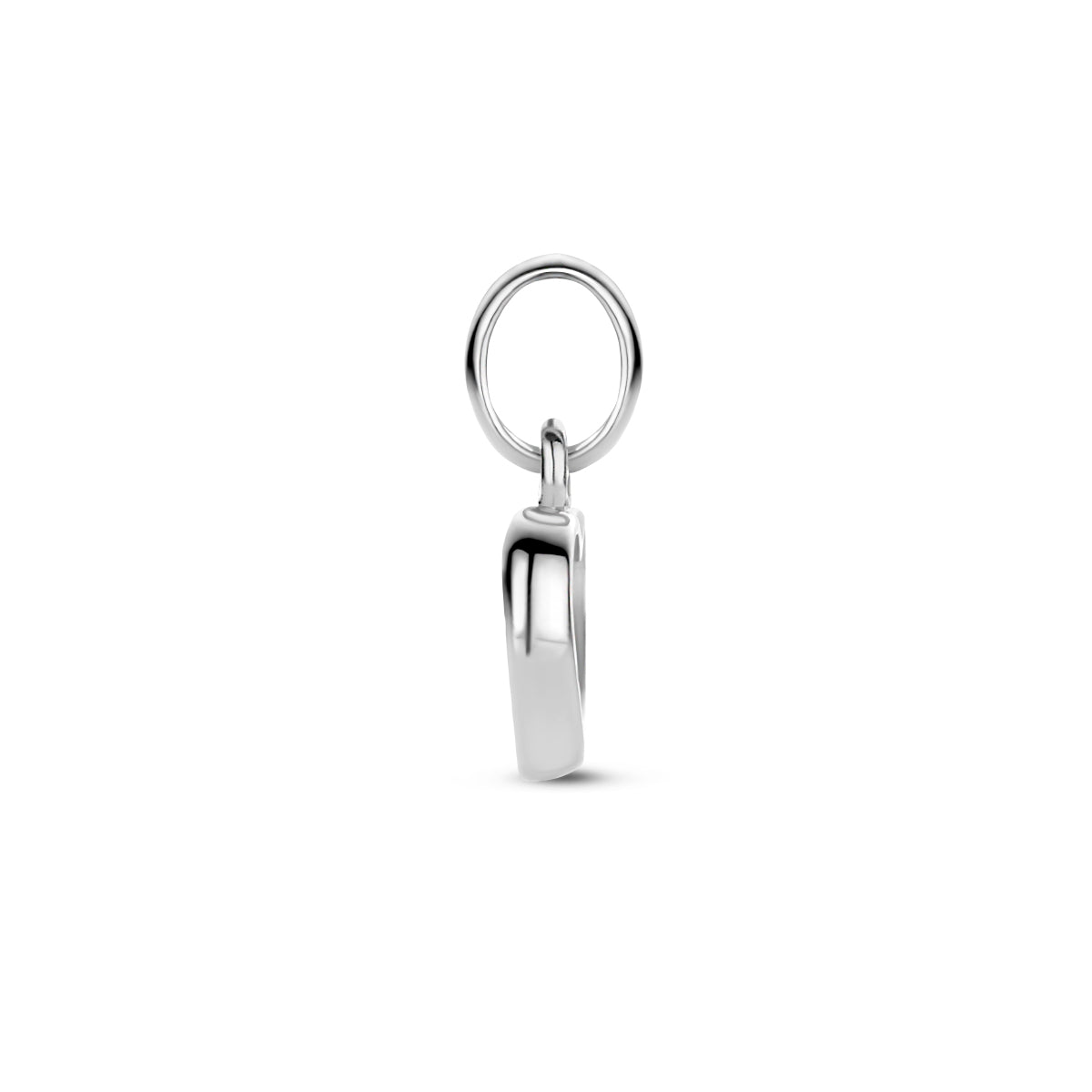 Close-up van de zijkant, toont de dikte van het zilver en het oogje.