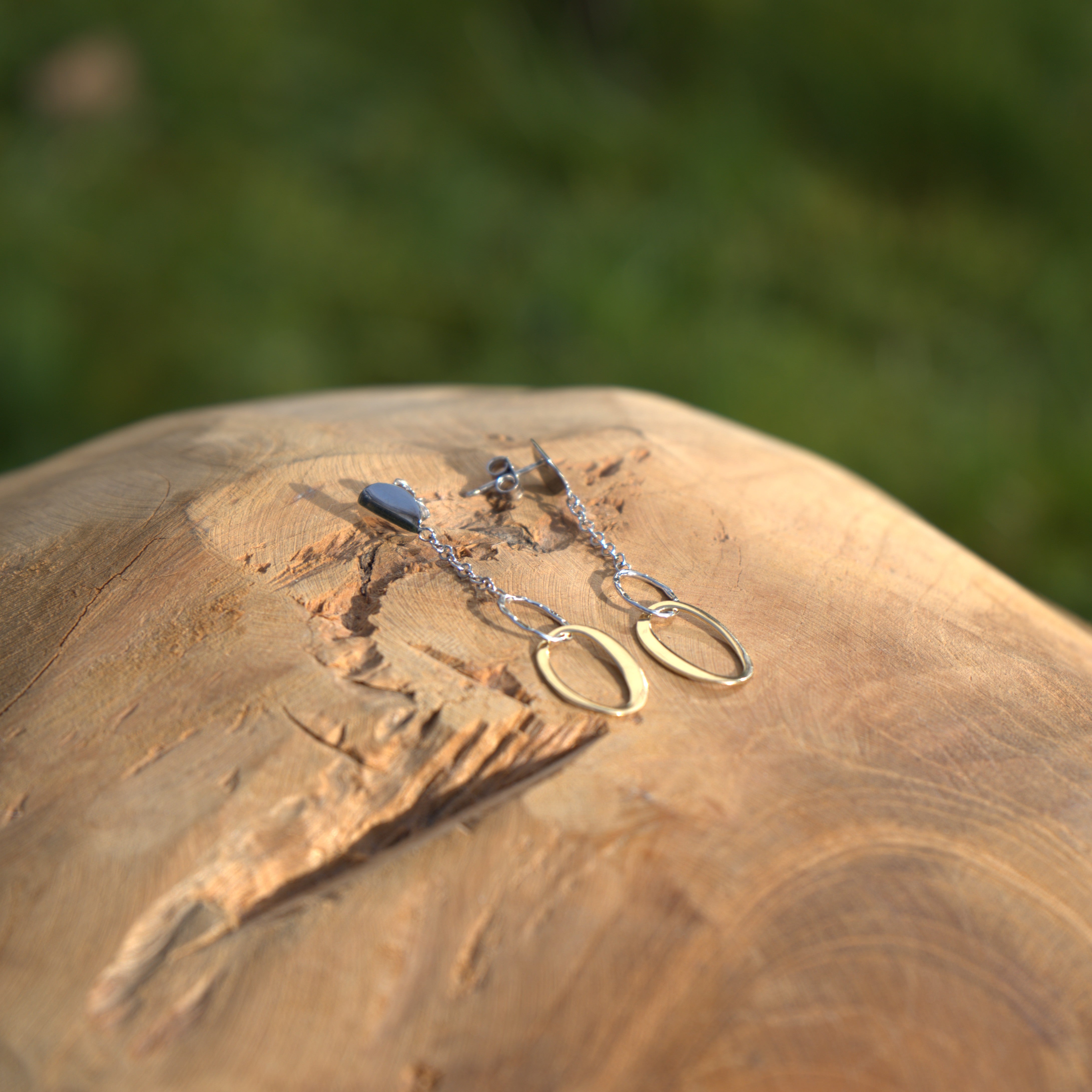 Oorbellen weergegeven in een mooie lente setting voor de collectie oorbellen van Clary