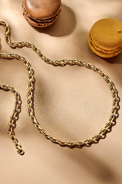 Er is een silgold sieraad te zien van 925 sterlingzilver als kern met een 14 karaat geelgouden buitenkant. Ontdek alle gouden sieraden bij Clary.