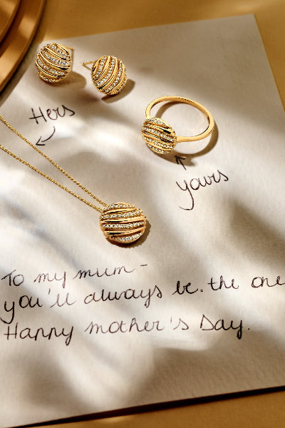 Er is een gouden sieraden set te zien die rijkelijk is bezet met diamanten, speciaal voor moederdag. Ontdek alle moederdag sieraden bij Clary.